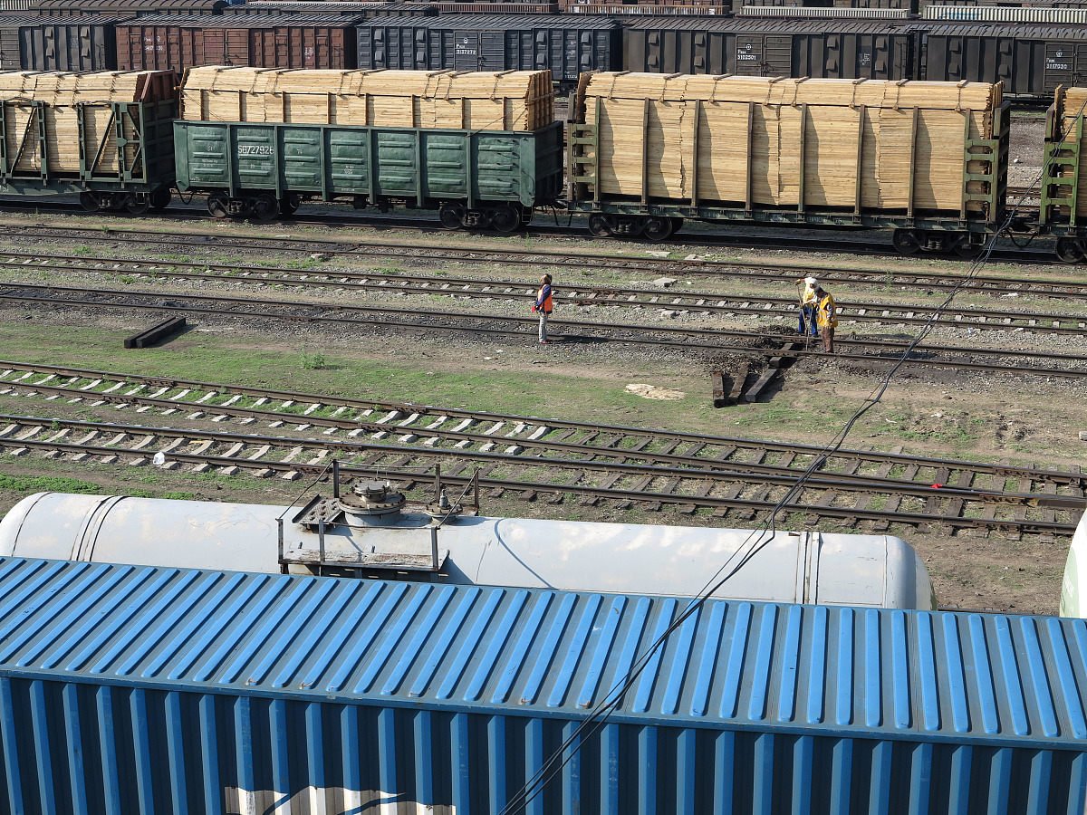 铁路货物装卸的责任主要分为两部分：铁路公司和货主。铁路公司需要确保货物安全地运输到目的地并提供必要的装卸设备和服务。货主则需要对货物进行包装、标识和装载确保货物符合运输要求并承担货物在运输过程中的风险和责任。铁路货物装卸的方法包括手动装卸和机械装卸。手动装卸主要适用于小型和轻型货物如包裹、行李等。机械装卸则适用于大型和重型货物如机械设备、钢材等。机械装卸包括起重机、叉车、吊车等设备可以提高装卸效率