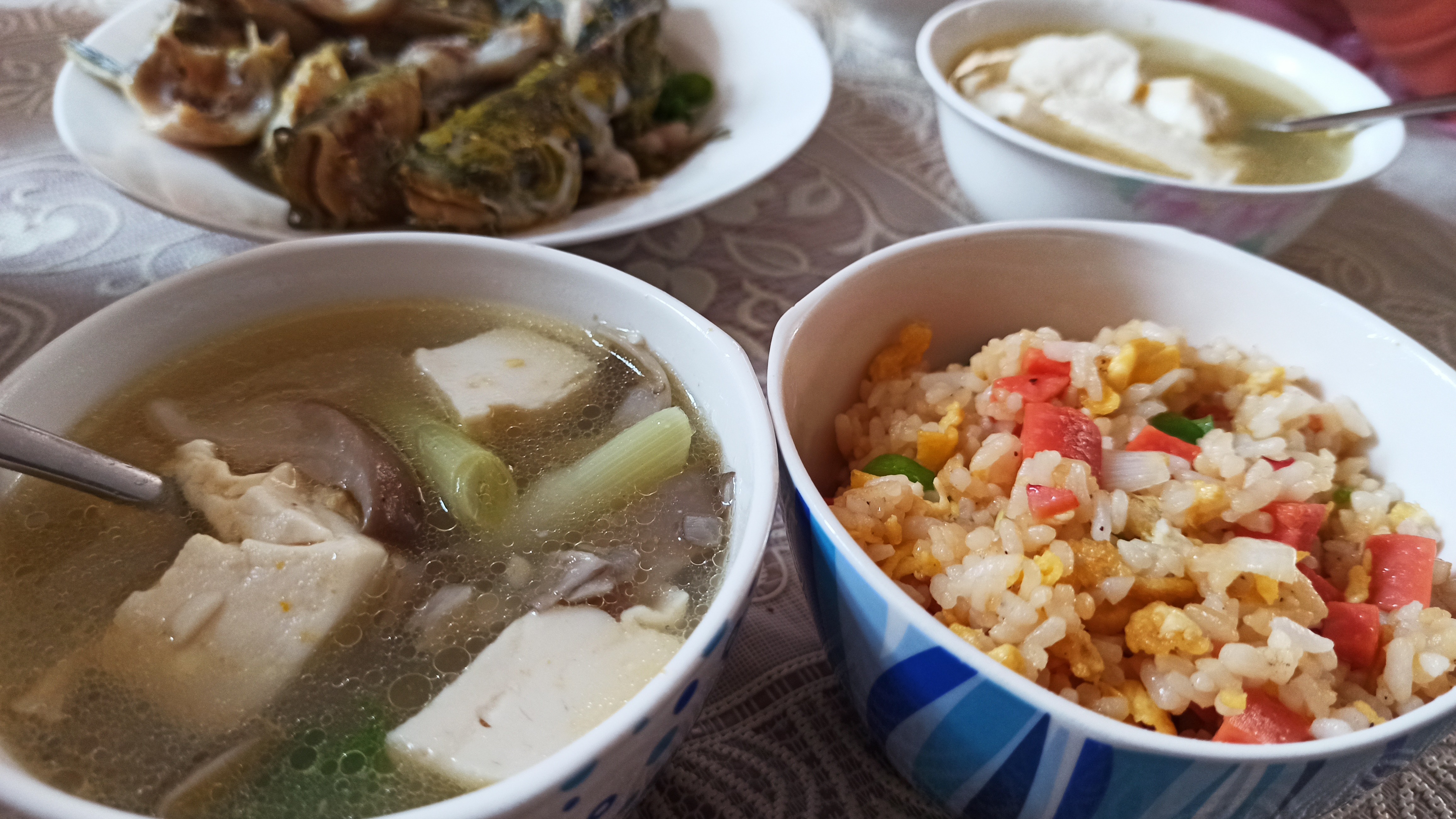 昂刺鱼豆腐汤,火腿肠蛋炒饭,看似简单,做法却很讲究,