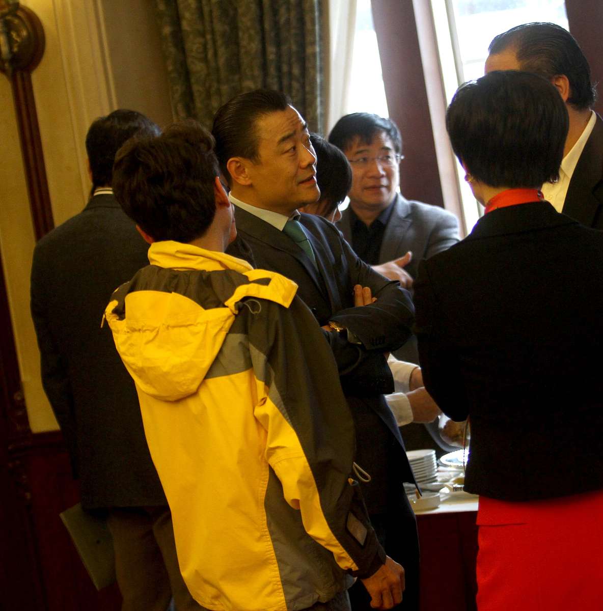 2012年4月9日,上海,久未露面的周立波与老婆胡洁搞笑现身锦江饭店用餐