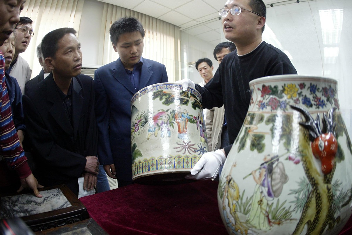 2005年4月24日,在"北京特快周末收藏鉴定咨询会"上,300多前来鉴宝的市