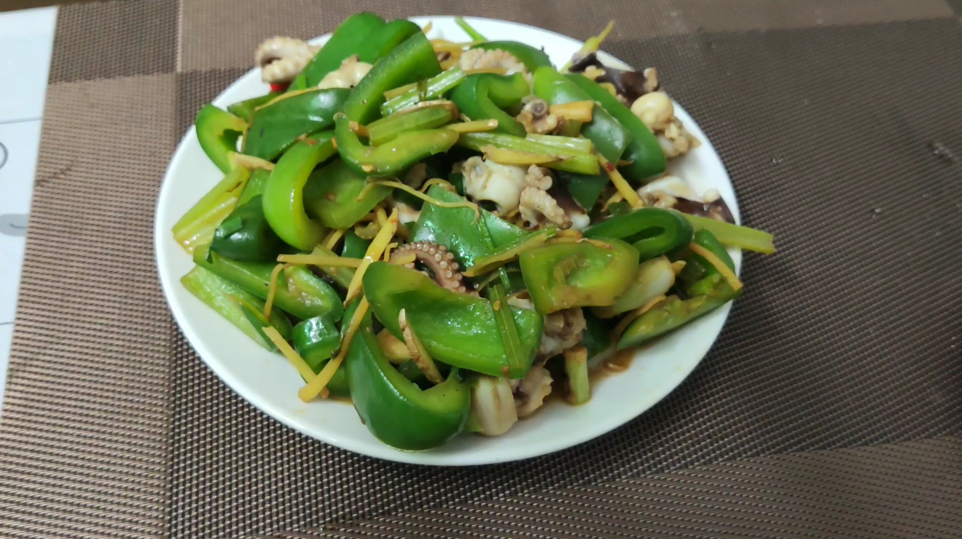 青椒酱爆鱿鱼,爽口不腥,味道鲜美,两个人都吃个精光