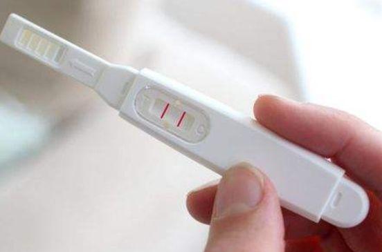 在我们日常生活中,可能大多数的备孕期间的小夫妻都特别想知道自己到底有没有成功的收益,因此一般情况下来说,在排卵日进行夫妻同房之后就特别着急,想知道自己有没有怀孕成功,因此可能就会拿验孕试纸或者是验孕棒来测试自己有没有怀孕,而在我们日常生活中,可能有一些准妈妈会有这样的发现,就是说一些女性朋友在看验孕棒的时候,容易出现一深一浅的两道杠,那么表示这样问题的原因是什么呢,也不知道自己是不是有没有真正的怀孕成功了,接下来就和小编一起来了解一下。验孕棒一深一浅表示成功怀孕了?答案原来是这样! 验孕棒一深一