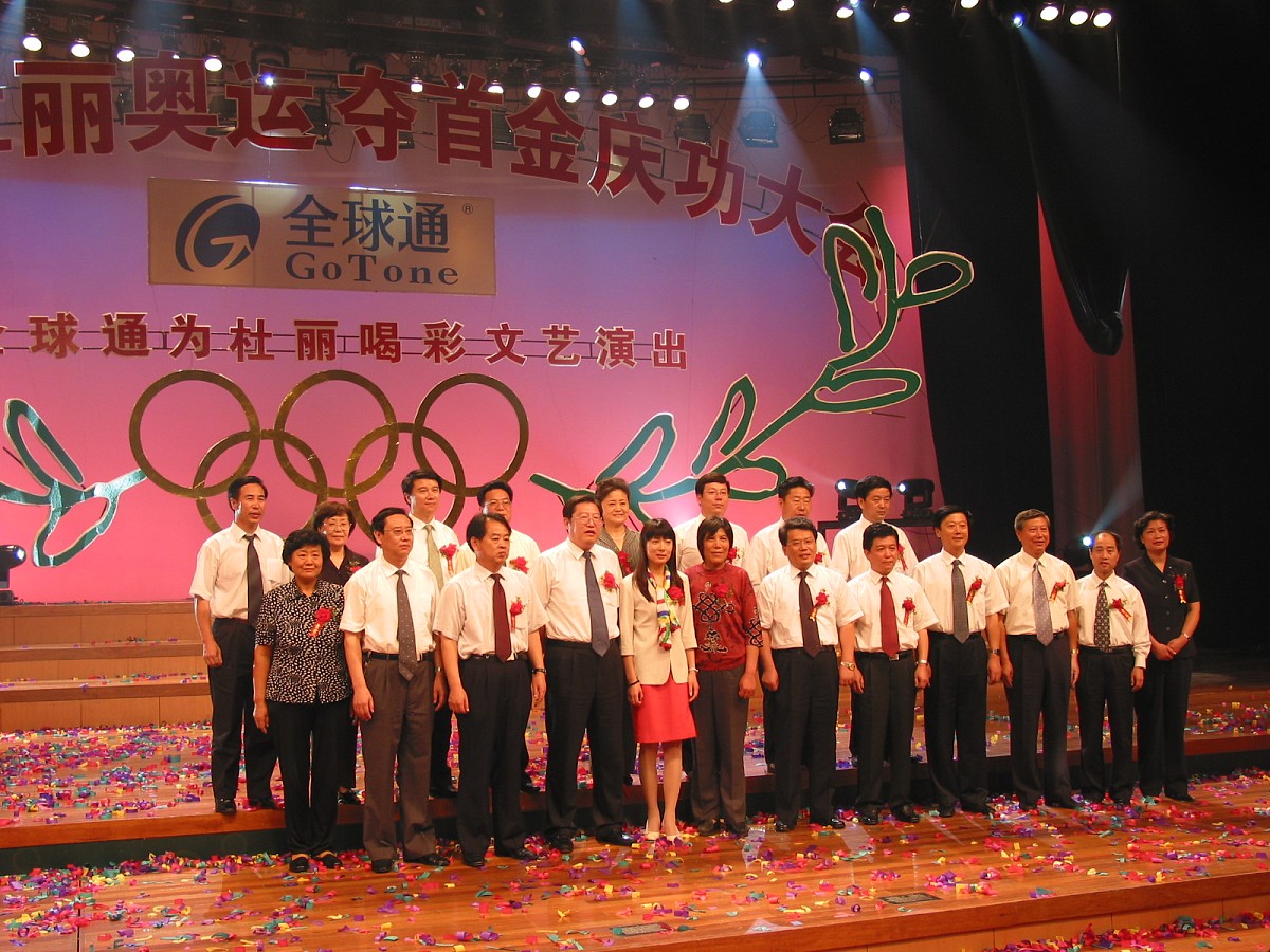 现在有一个颁奖需要进行分配：特等奖1个、一等奖2个、二等奖4个、三等奖6个、优秀奖7个颁奖的领导分别是1、院党委副书记、院长童超同志2、院党委委员、副院长范印文同志3、院党委委员、副院长丁木拉提同志4 院党委委员、副院长萨拉马提同志5、院党委委员、纪委书记庄德祥同志请帮我排列一下这些领导颁哪些奖项