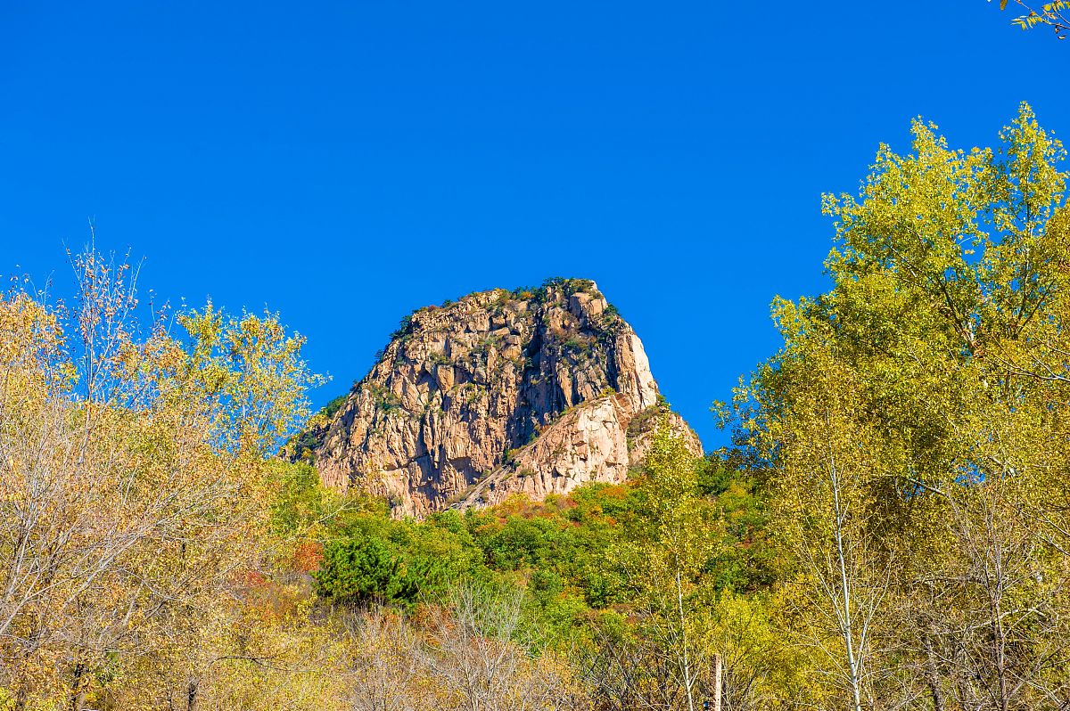     2015年10月13日,位于北京怀柔区满族乡喇嘛沟门的冰川景区,秋意浓