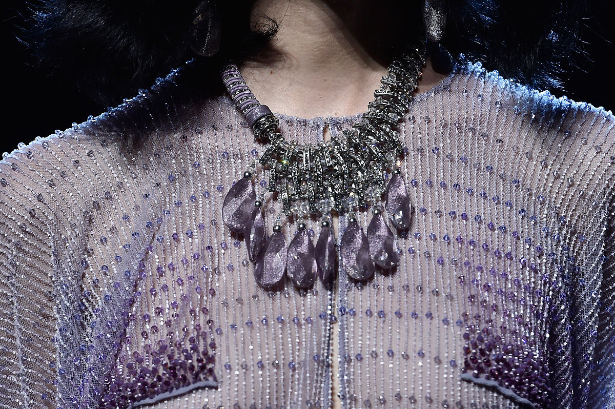 服装设计专业当前采用钉珠绣珠片绣大体风格为洛可可艺术风格制作服装请起几个有艺术气息的论文题目