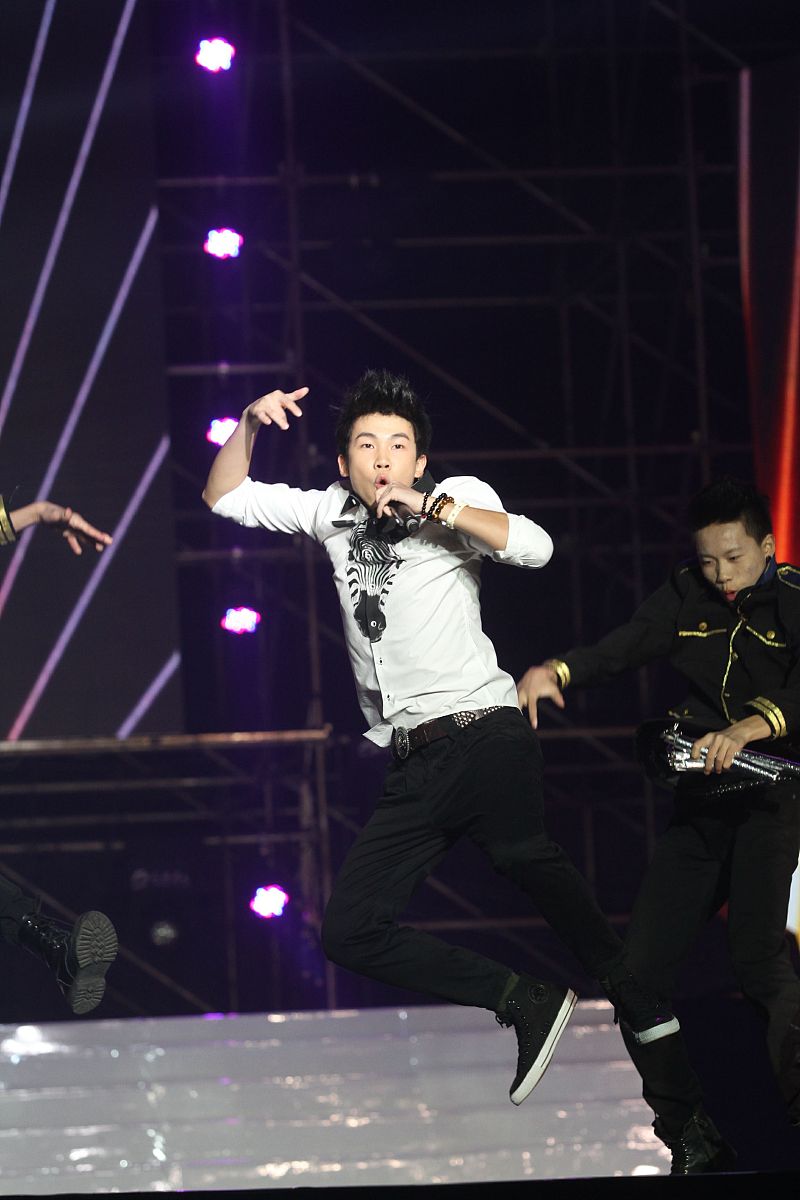 2013年10月26日,湖南宁乡,2013快乐男生赛后首场演唱会在湖南宁乡县百