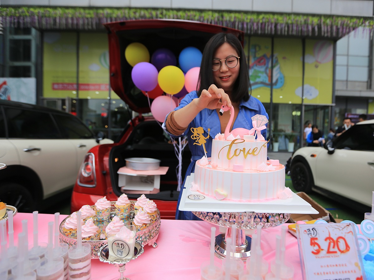 润色通知，更加风趣：
肇庆理士三月份员工生日会活动通知

 

各位领导、同事：

大家好！

在阳光灿烂的三月里，我们同心同行。肇庆理士特举办2023年三月生日员工生日会活动，向大家送上美好祝愿，祝各位寿星生日快乐，身体健康！

具体通知如下:

活动内容：签到抽奖获取生日礼物一份

活动时间：2023年3月21日周二下午17:00-19:00

活动地点：小花园电子屏处

活动对象：三月生日人员参与（以身份证日期为准，具体名单请查阅附件）

 

 

肇庆理士人力资源部

2023年3月20日