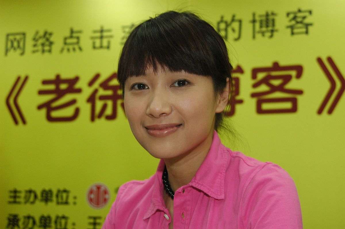 2006年4月11日,徐静蕾的新书《老徐的博客》在北京举办签名会+++_+++