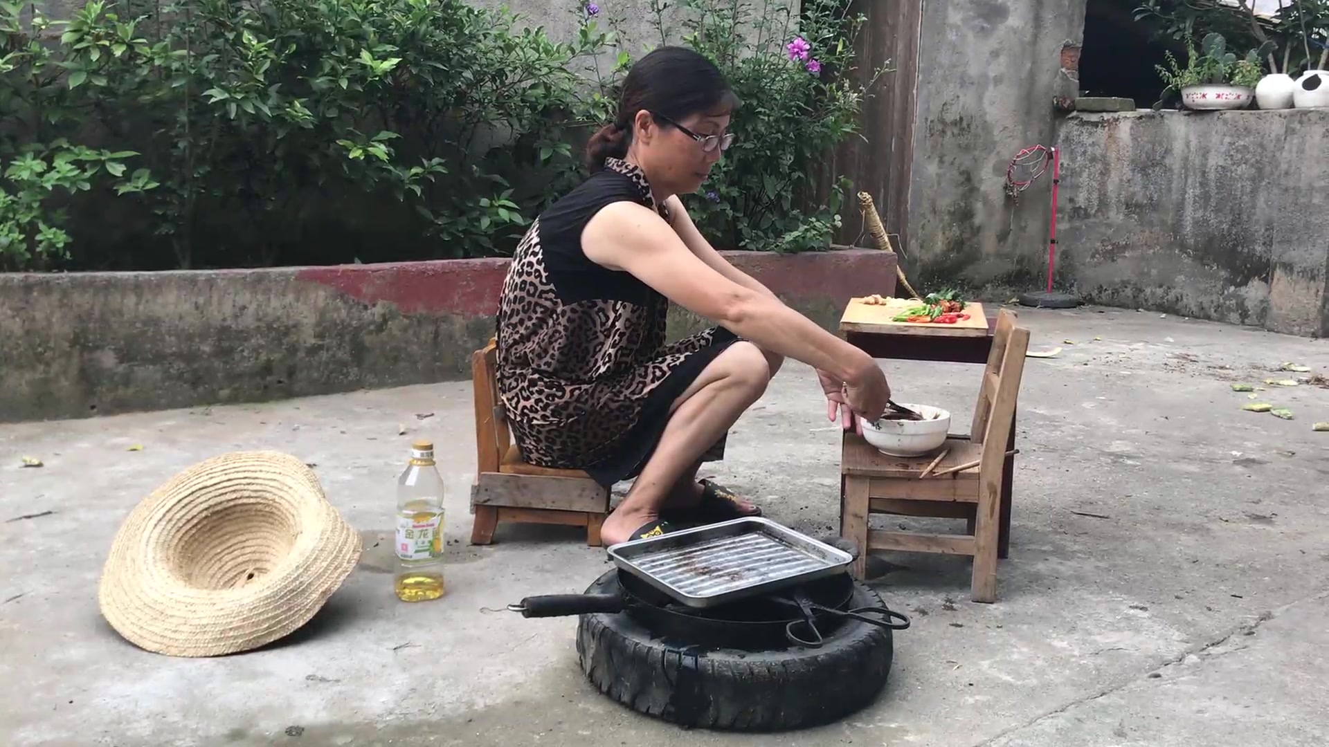 农村婆婆在自己院子做烤鱼,炭火烤出的小鱼,一看就好吃