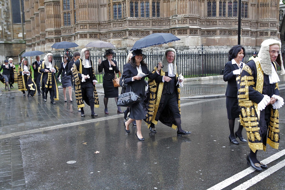 现在这个时代物质富裕可是人心贫乏、精神空虚。这个矛盾越来越突 出。前文六项精进中的感谢之心也日益淡薄。我认为进入物质充 裕的时代对知足心、感谢心需要重新审视。我年轻时社会还很贫困当时我认为人生在世最重要的、而且我努力去 做的是诚实二字。对人生对工作尽可能做到诚实。不马虎不偷懒拼命地工作认真地生活。我认为这对经历过贫苦时代的日本人来说并不稀奇这是融入当时日本人血肉的一个特征也是一种美德。不久经济起飞