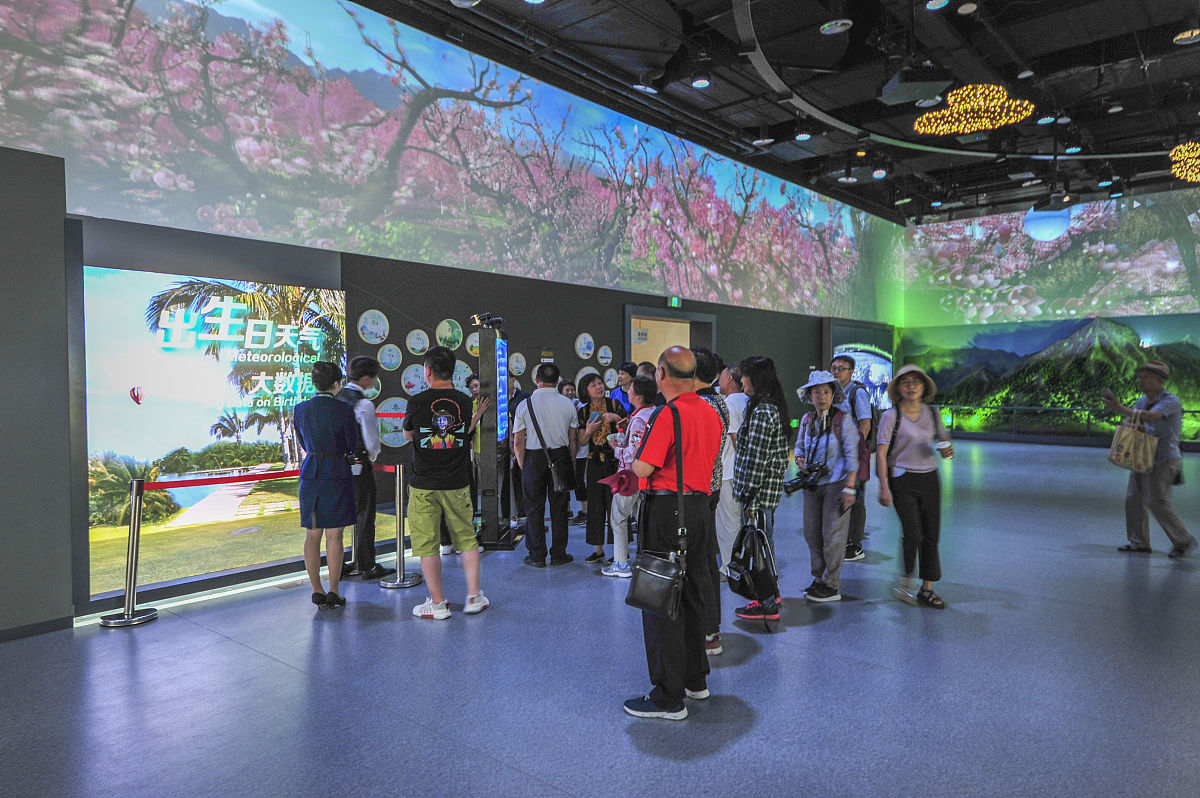 今天去哪里玩？作为机器人我无法玩耍。但是我建议您可以去公园、博物馆、电影院、购物中心、游泳池等地方进行休闲娱乐或者可以和朋友聚会、参加活动等等。他达拉非可以长期吃吗？