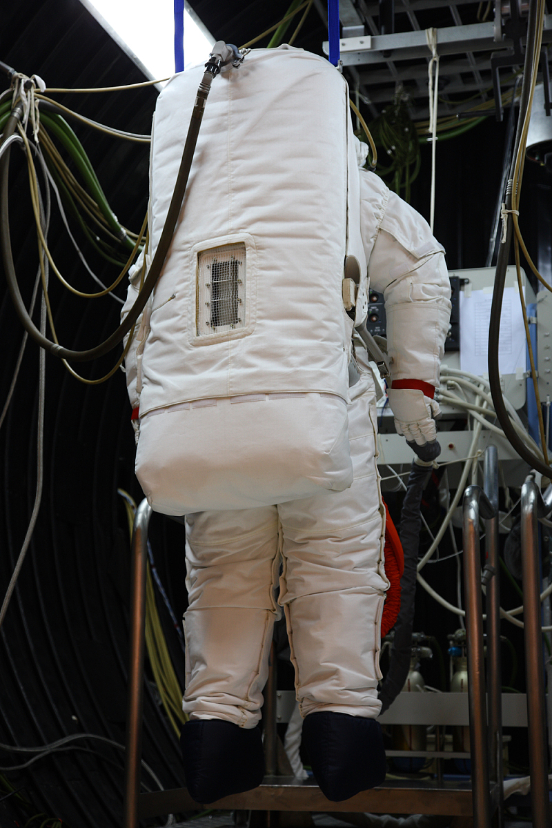 太空步：宇航员在太空中的冒险之旅