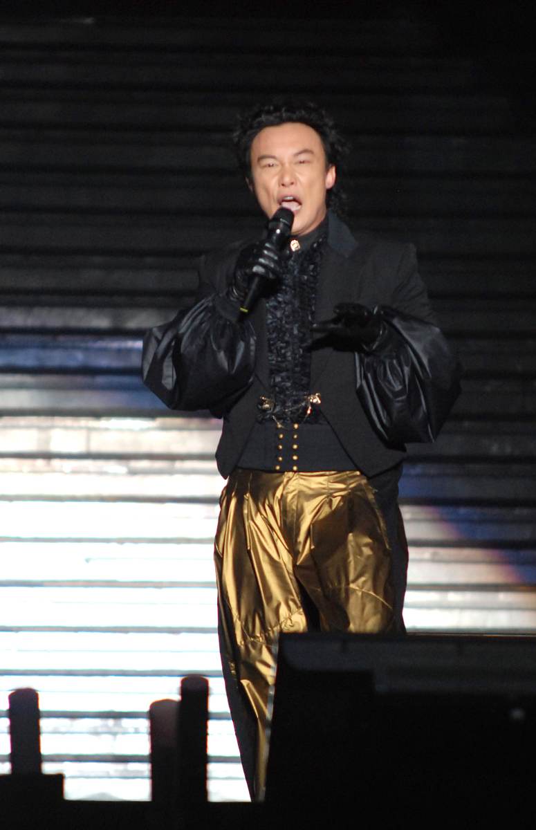 以黄耀威为主题写一篇作文。