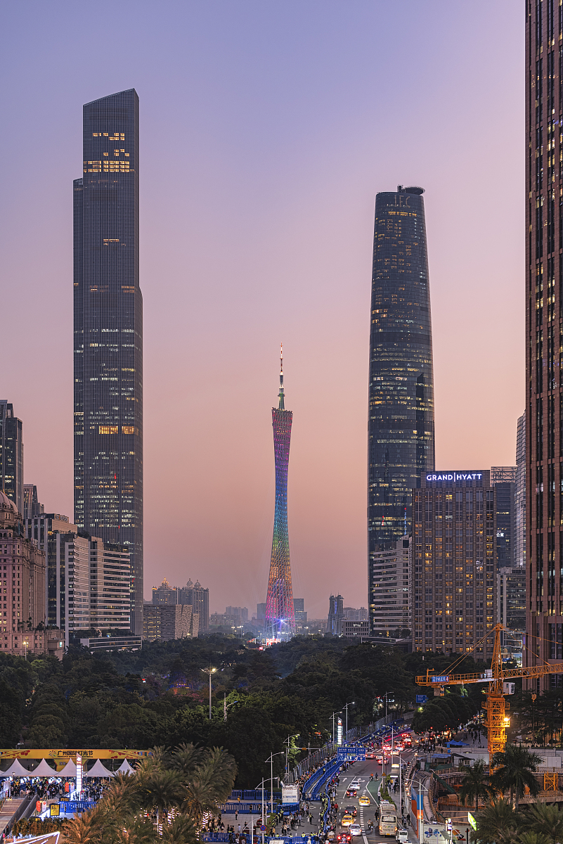 广州塔上演绚丽灯光秀《时代力量》