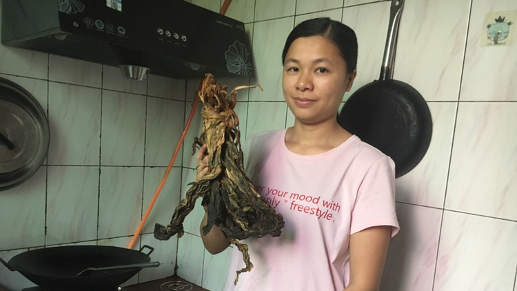 这个季节来做一道骨头菜干汤,清热润肺,清甜可口,老少皆宜!