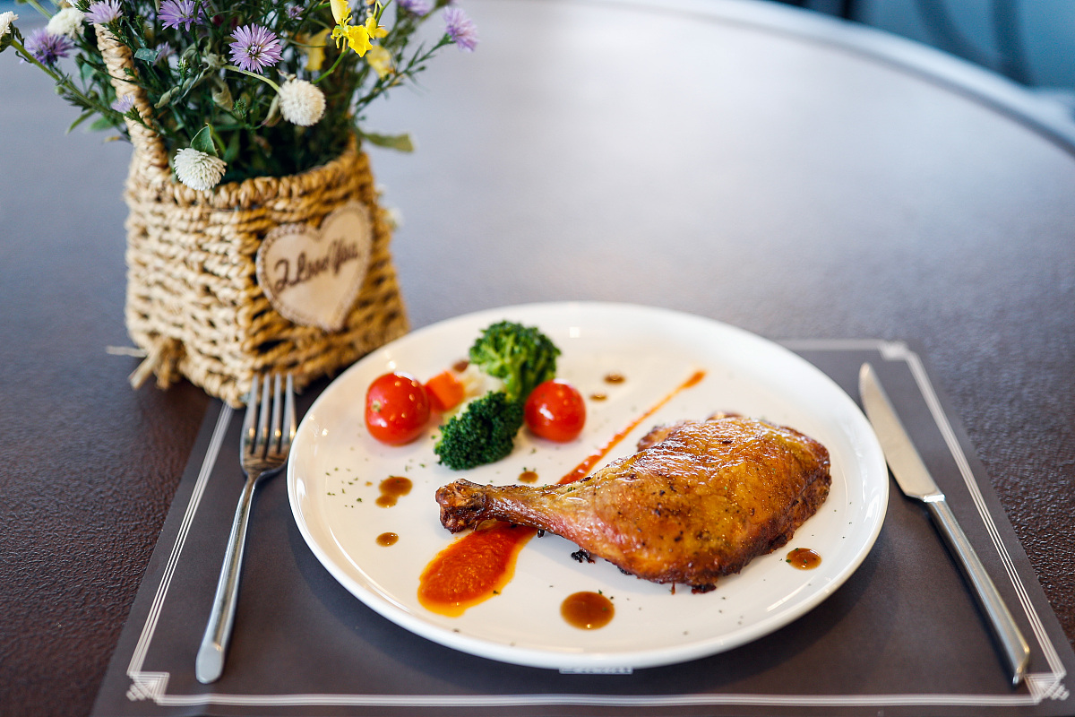 网上餐厅系统有用户管理员订单菜品餐厅五个实体将ER图画出来