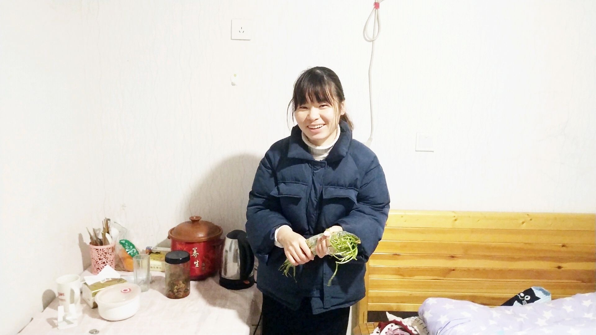 打工妹从江西老家带来家乡名菜黎蒿,晚饭用咸肉爆炒一锅,真好吃