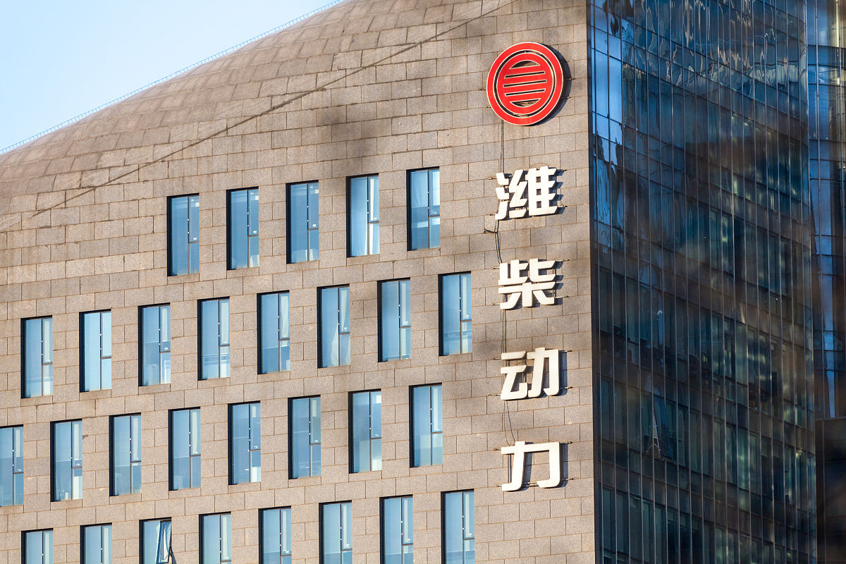 潍柴运营模式是以潍柴集团为核心以潍柴动力为主导以潍柴汽车为支撑的一种综合性运营模式。该模式立足企业运营全过程大质量的概念强调客户满意为宗旨在十项运营原则指导下将战略、指标、价值链、制度流程、绩效评价与改进融为一体形成了一套以质量管理为统领销售、研发、制造和管理质量相互统一衔接的质量管理体系能够快速响应和满足客户大批量个性化需求。这种模式在潍柴集团以及各个子公司发展过程中起到了重要的作用也给我留下了