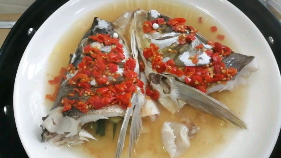 家常菜剁椒鱼头,制作简单,味道鲜美微辣