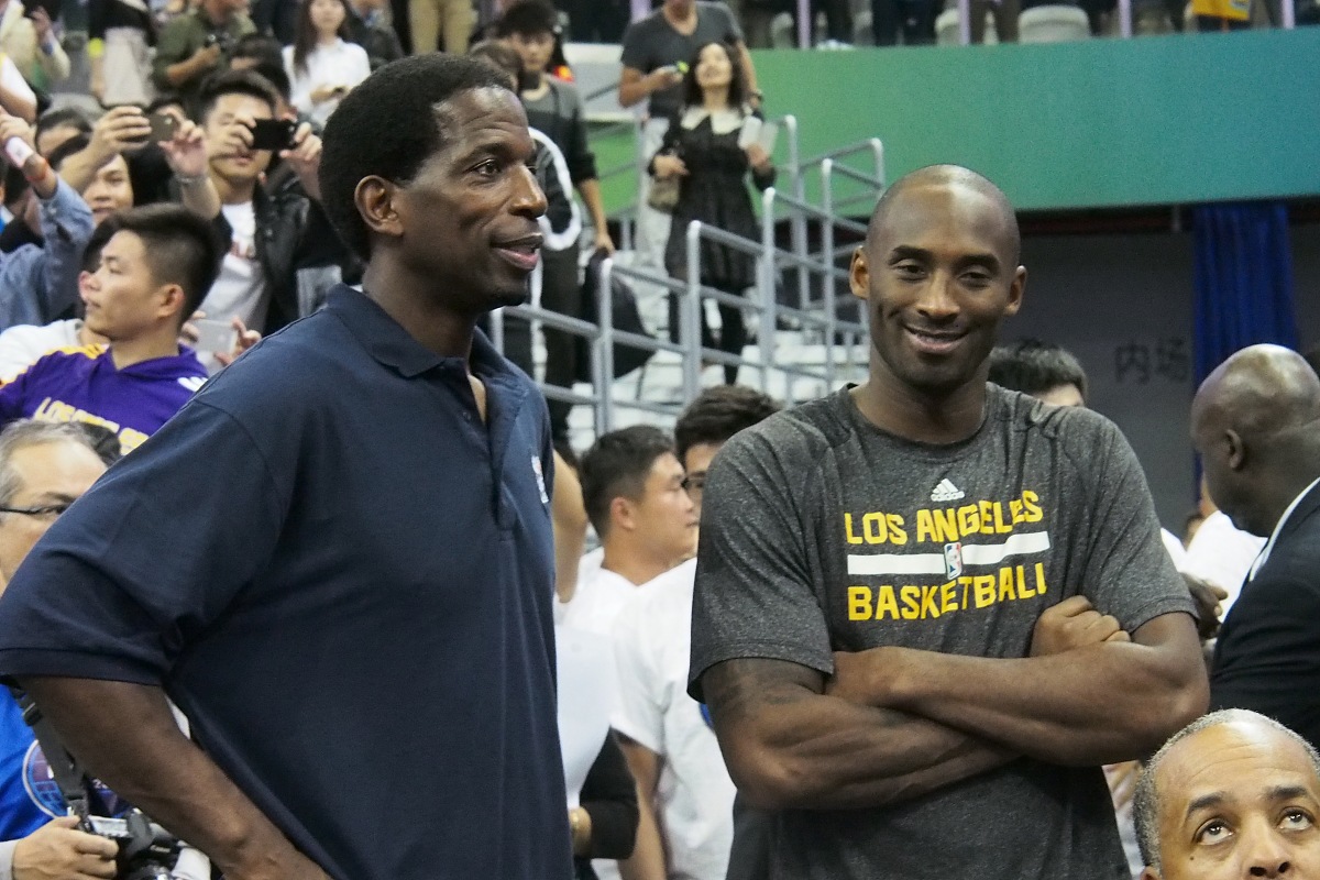 我会向你描述我心目中场景的样子然后希望你可以帮我总结一写关键词然后翻译成英语用逗号隔开场景内容是：20的黑人男孩和科比在NBA比赛的场景8K