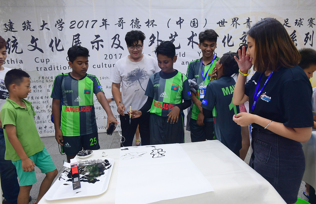 ***_***2017年8月14日,辽宁沈阳,在沈阳建筑大学,来自孟加拉多的足球