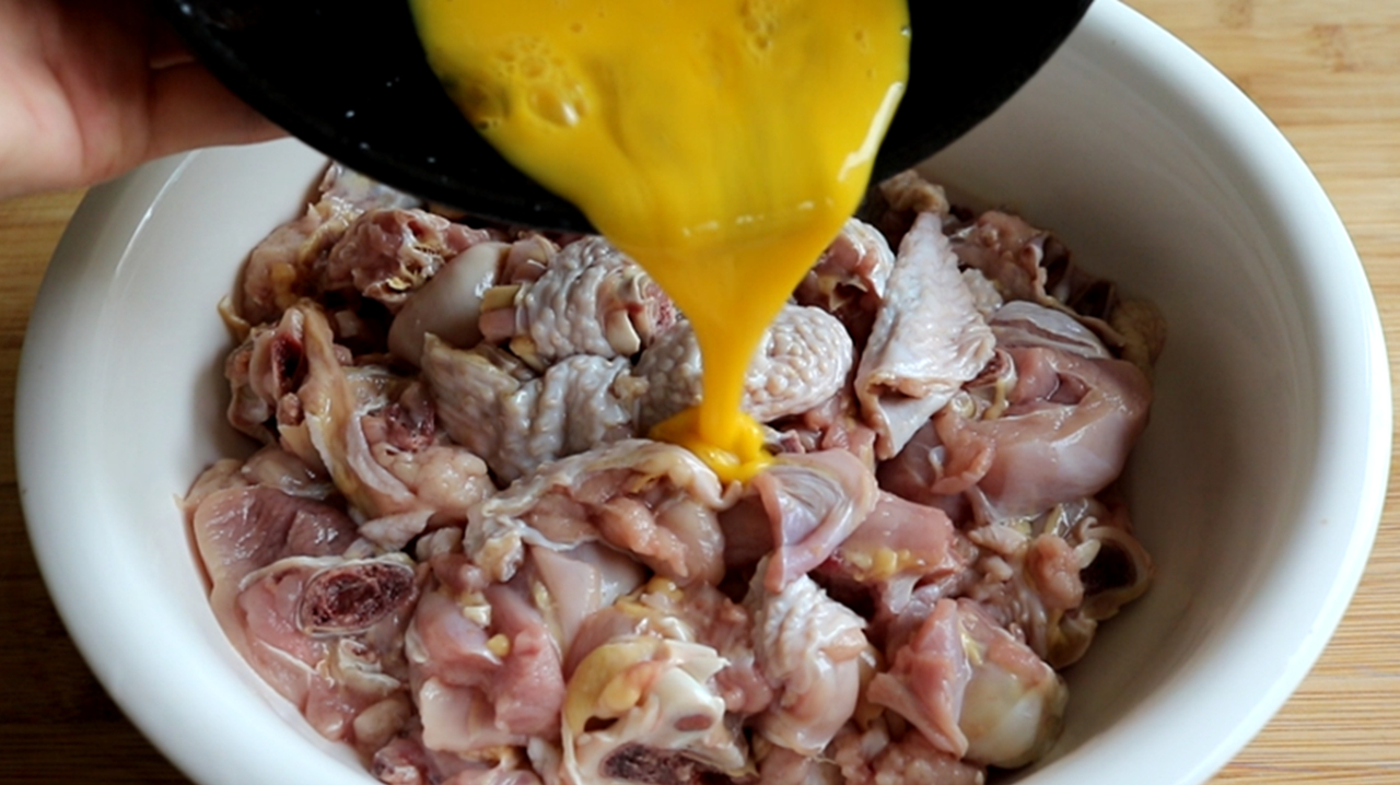 鸡肉别再炒着吃了,教你懒人新吃法,淋2个鸡蛋,一次3斤不够吃