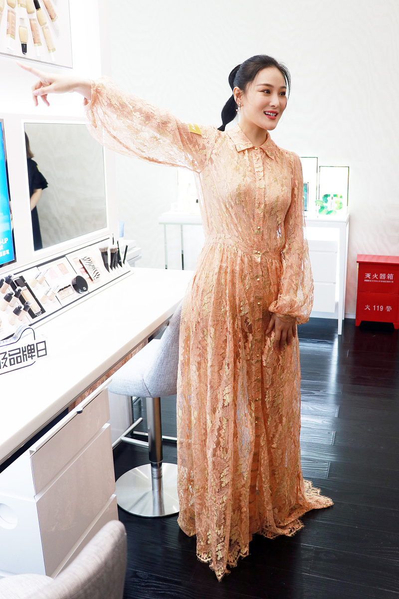 张馨予蕾丝裙显女神范拨弄发丝风情万种 《双世宠妃》王瑞昌扎小辫似