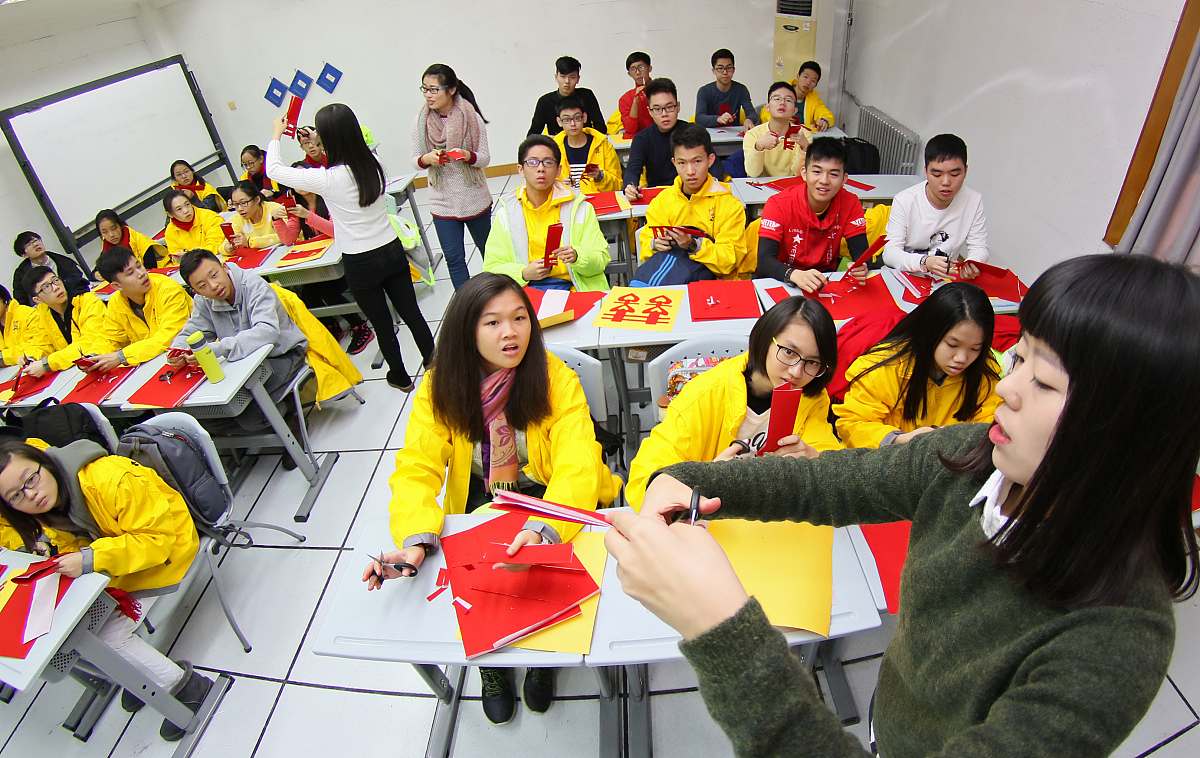***_***2016年12月16日,海外华裔青少年们在山东烟台鲁东大学学习剪纸