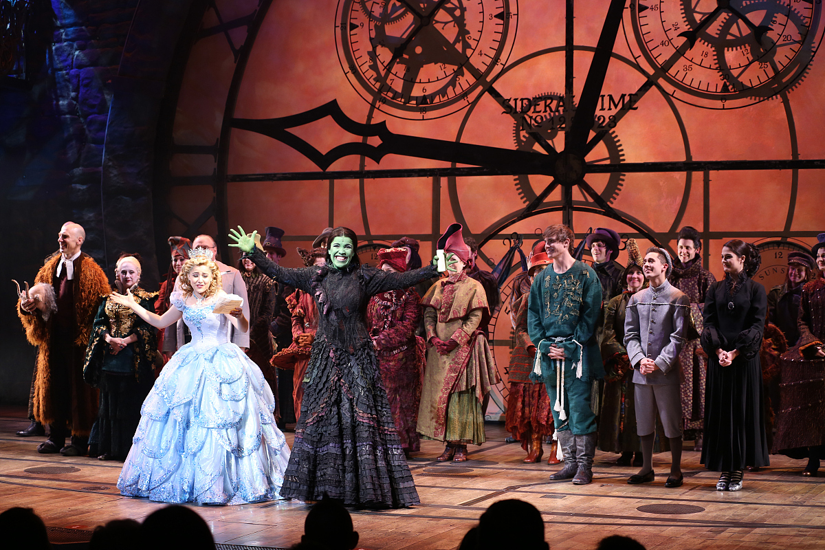 请回答下列有关《哈姆雷特》的问题：哈姆雷特父亲亡灵出现告知真相是在戏剧的。 A第一幕第三场 B第三幕第三场 C第五幕第二场