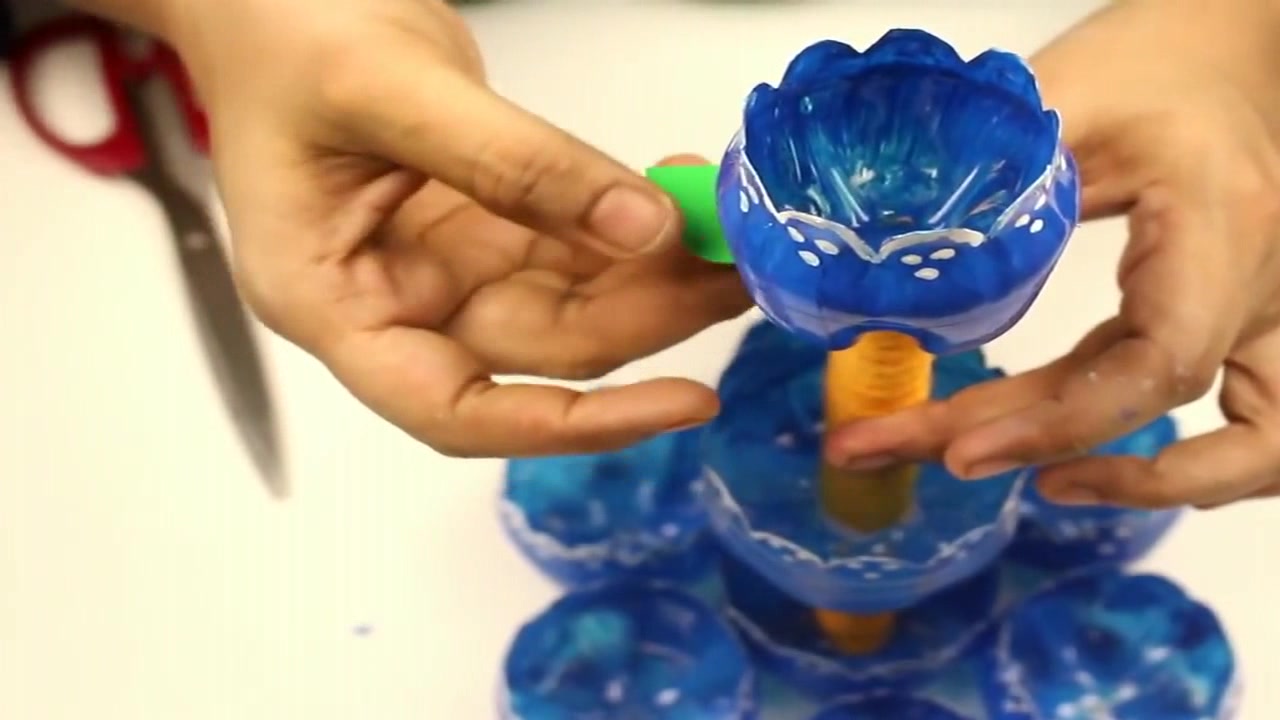 塑料瓶别扔,教你制作漂亮的莲花灯,做法很简单,学到就是赚到