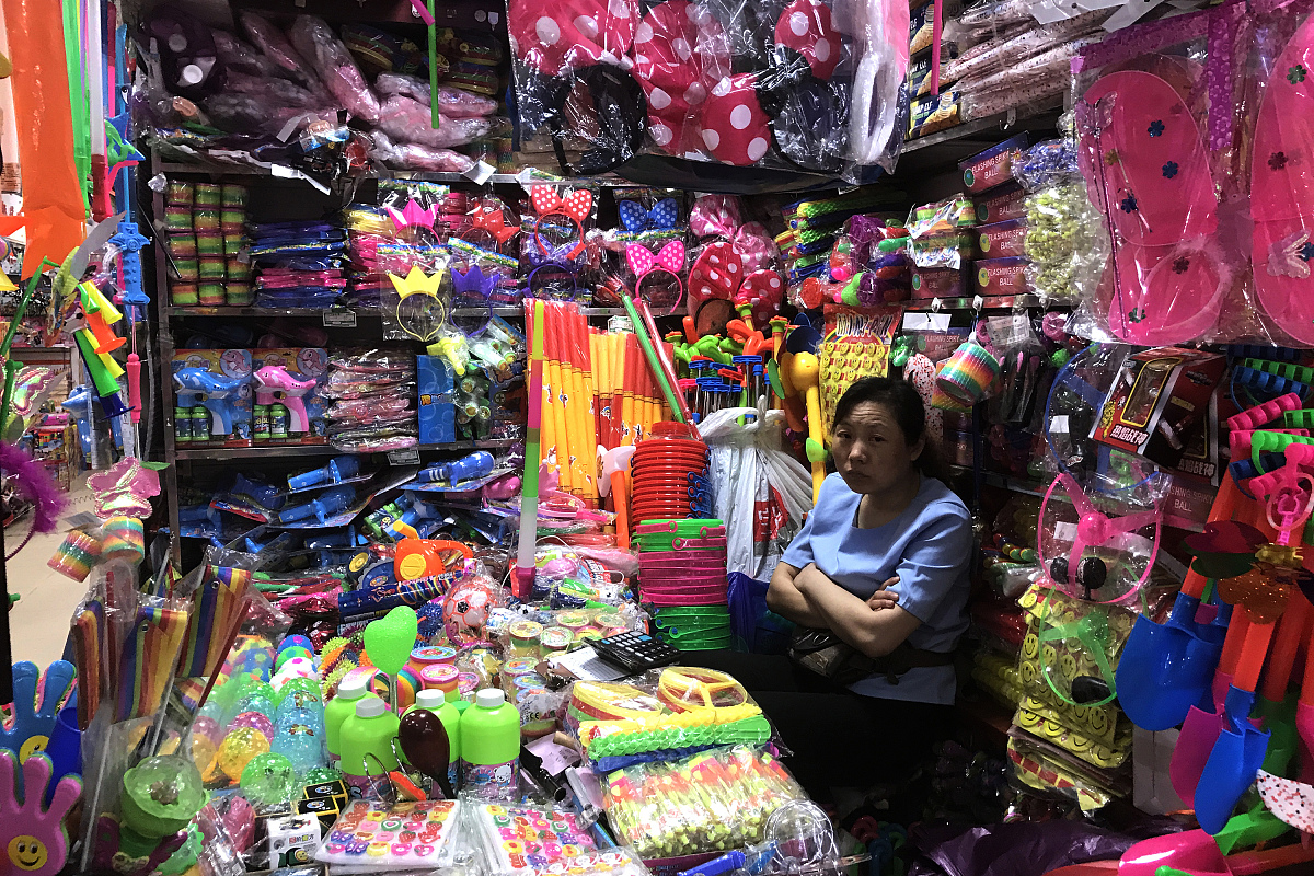 ***_***2017年6月19日,北京阜外大街天意小商品批发市场内的商户.