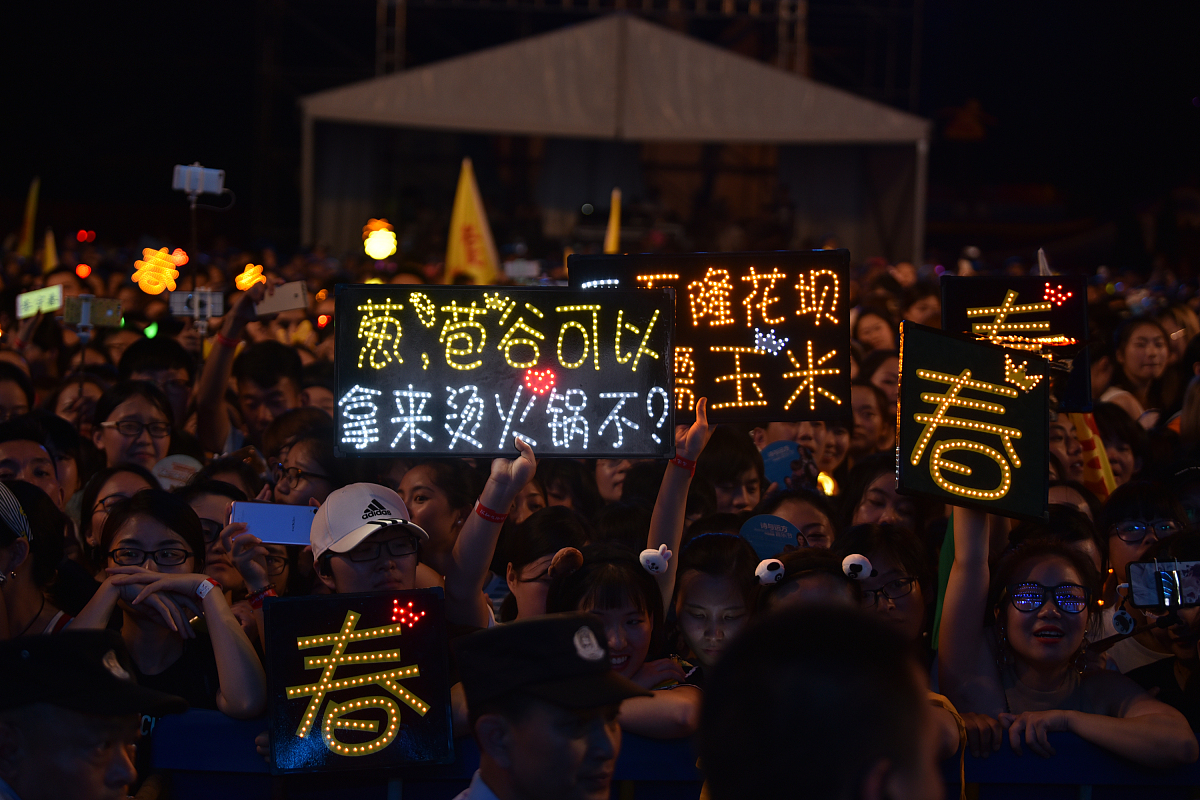 在四川省成都市著名的街子古镇定期举行音乐活动为当地政府做一个活动策划方案方案要求是：每月第一个周末周六下午或者晚上举办主要是为了促进当地消费留住更多的游客留下来呆更久的时间促进旅游餐饮等消费。音乐活动的类型多样化 包含古典音乐钢琴小提琴萨克斯也可以是摇滚乐队、民谣歌手、女生男生合唱 独唱、还包括民乐演奏 民族歌曲等等形式可以是古典和流行的融合。请写一个完整的活动策划方案