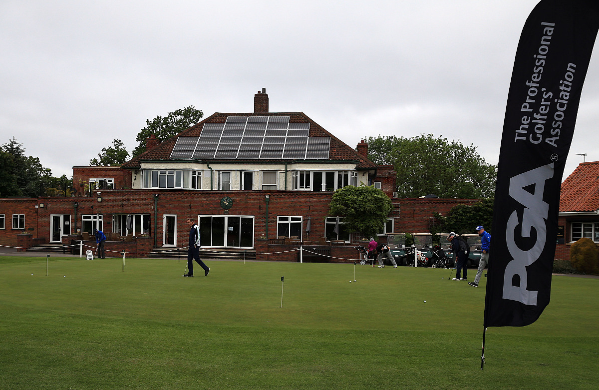 中文润色：爱德华兹是上一期榜单中的全美第一高中生他展现了渴望赢球的心态同时展示了能制造进球的能力。肯塔基大学即将迎来这位6-7的小前锋他带领Imhotep Charter跻身全美高中校队第13位。他的三分球投篮展现了简洁的技巧方式。无论是定点投篮还是跑动后的接球投篮他都是一个可靠的投手。爱德华兹的武器库是深厚的他天生具备一些球队获胜所需的能力。他的比赛风格类似于纽约尼克斯队的RJ Barrett也