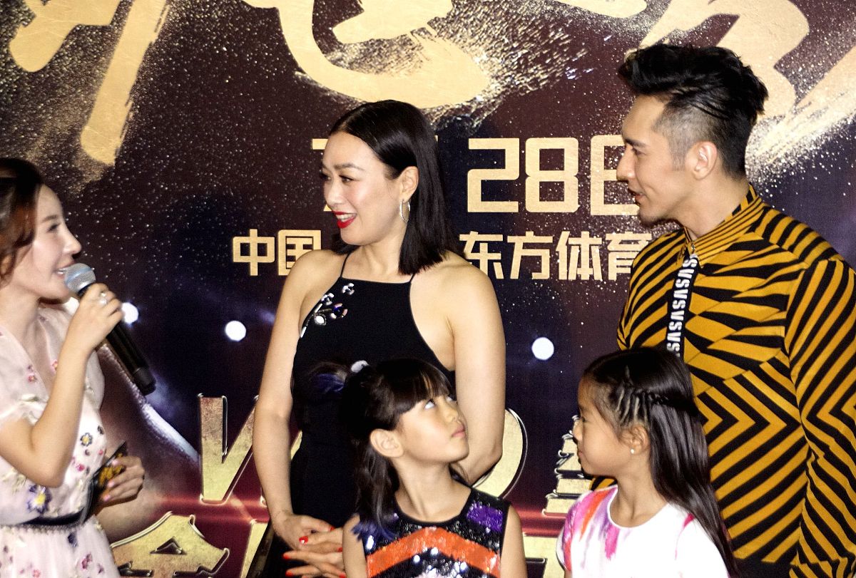 冉莹颖携俩娃霸气秀事业线力挺老公 叶璇携男友秀恩爱,钟丽缇一家现身