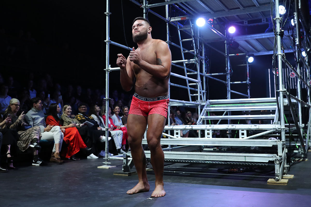 WWE1539：Austin Theory vs. Mustafa Ali - 幽默解说员带你见证精彩对决！