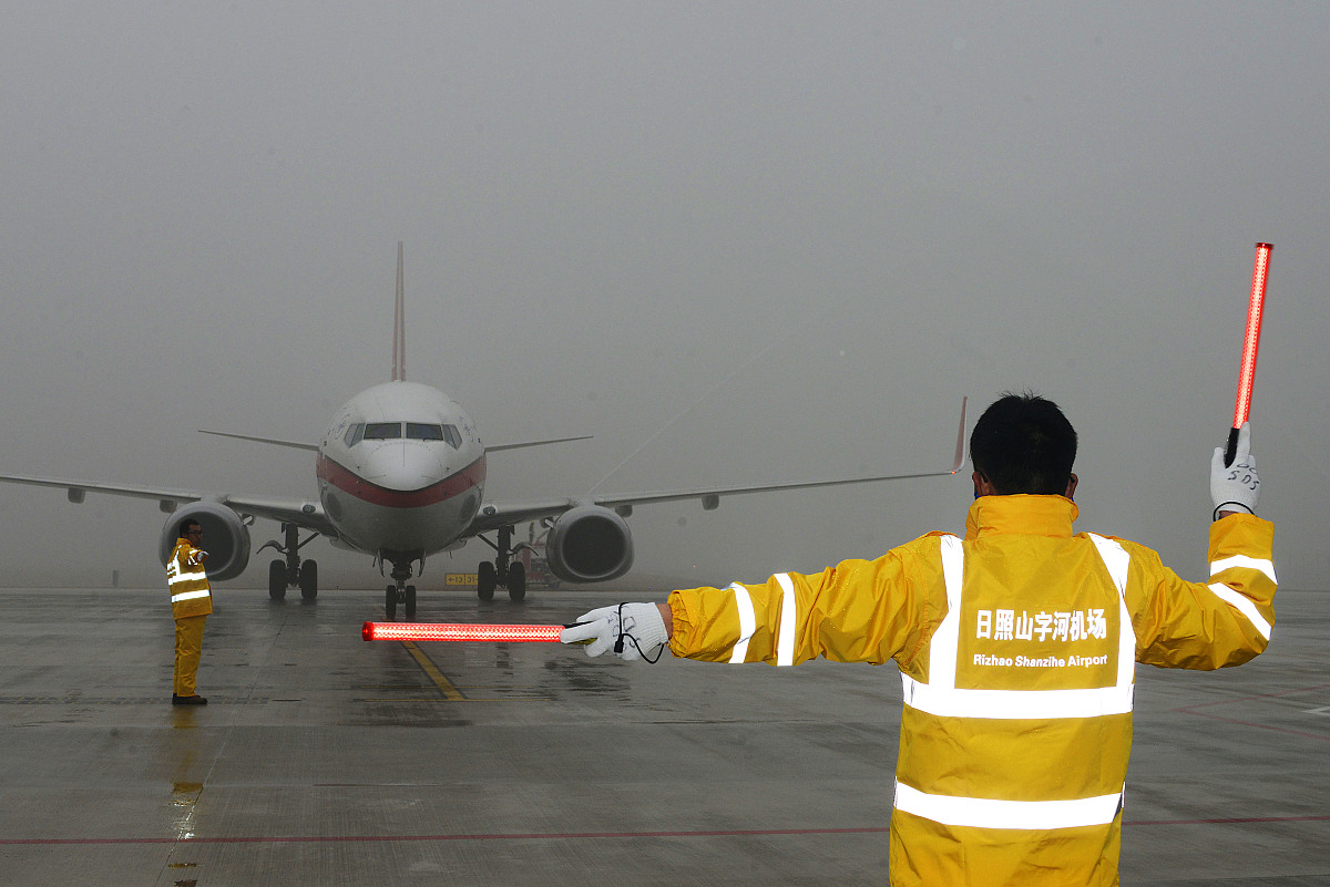 短停间隙民航工作者完成突发故障排除写一篇100字报道