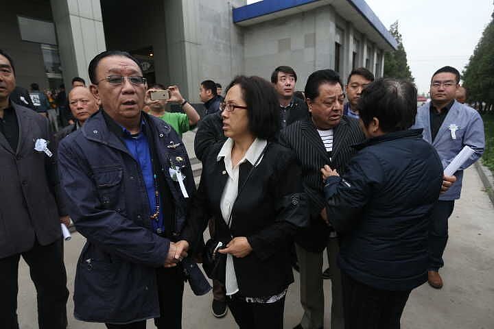 我是张俊波的家属同时也是咱平泉煤业的一名职工我对他的工作是大力支持在家里我们夫妻也是相处和睦无论遇到大事小事我们都是心平气和共同商量在单位我们也会兢兢业业认真工作为平泉煤业贡献自己的力量。