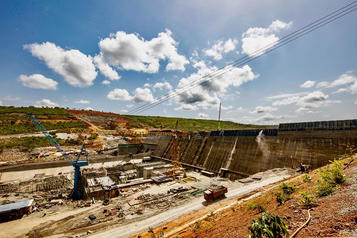 换个表达：水电梯级开发的基础是通过资金循环利用上一级电站的收益来投资下一个电站从而形成投资和收益的良性循环。然而传统的梯级开发模式需要很长时间的资金周转期才能实现形成多家抬 的投资分摊合作机制
