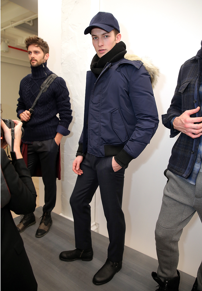 用美式英语写3条关于Mens Winter Sport Wear Tracksuit Clothes Outfits Set Coat+Long Sweatpants产品的正面评论。内容附带评论标题评论单词数量小于40个单词。