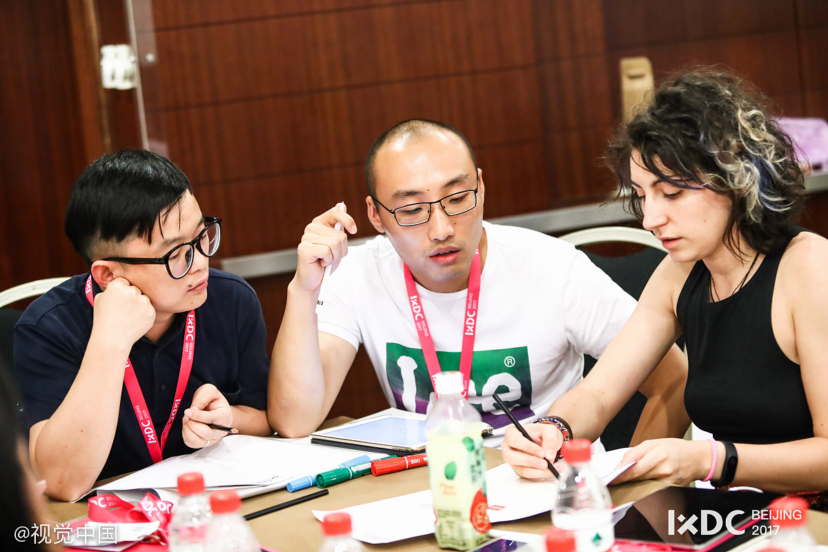 你现在身份是论文作者请对文《以《奇葩说》为例探讨电视节目编导中的创新与突破》的写作框架进行概述
