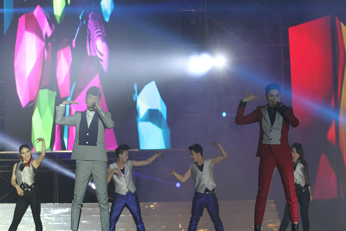 2013年10月26日,湖南宁乡,2013快乐男生赛后首场演唱会在湖南宁乡县百