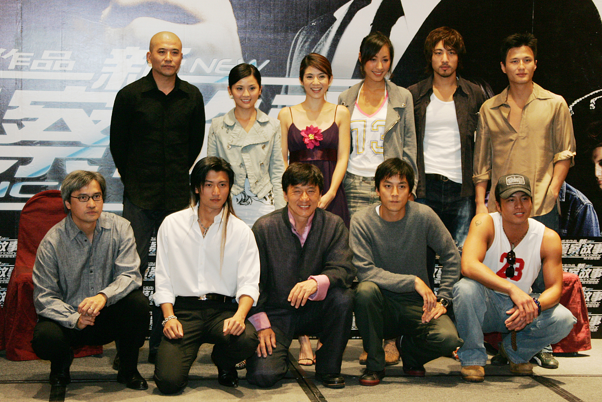 2004年9月19日,《新警察故事》的主创人员在首映典礼新闻发布会上与媒