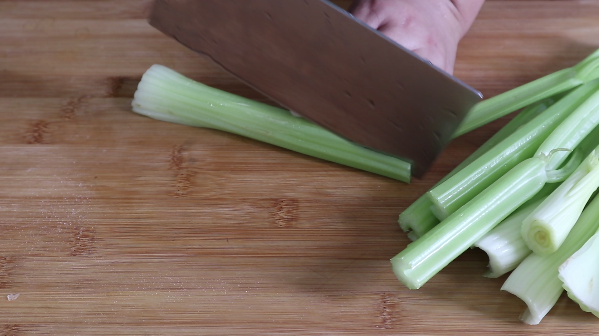 芹菜炒肉丝千万别直接下锅了,多加这一步,炒出来清脆可口更下饭