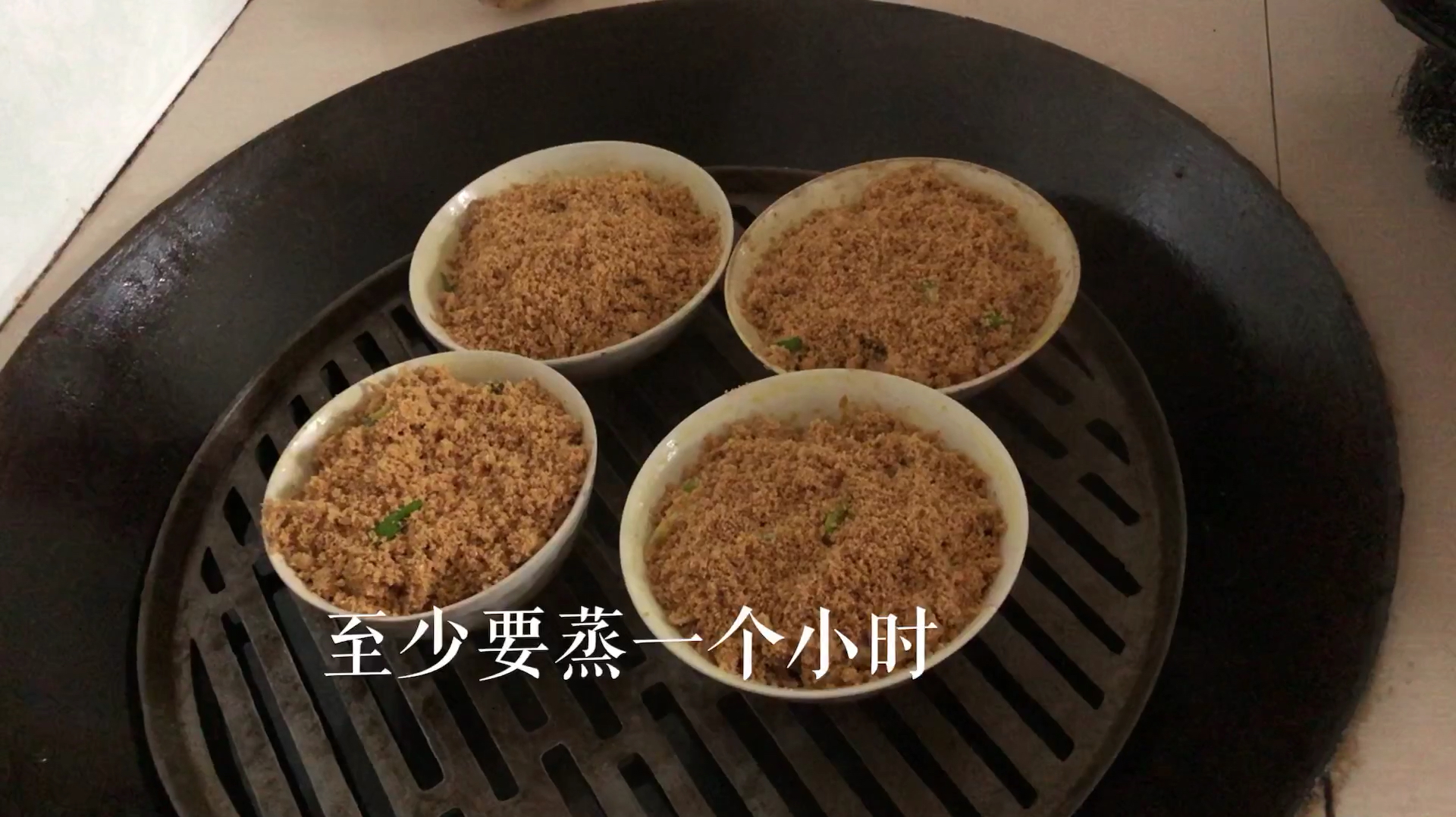实拍宁强农村大姐做粉蒸肉:大米粉要用开水烫,吃过都说好