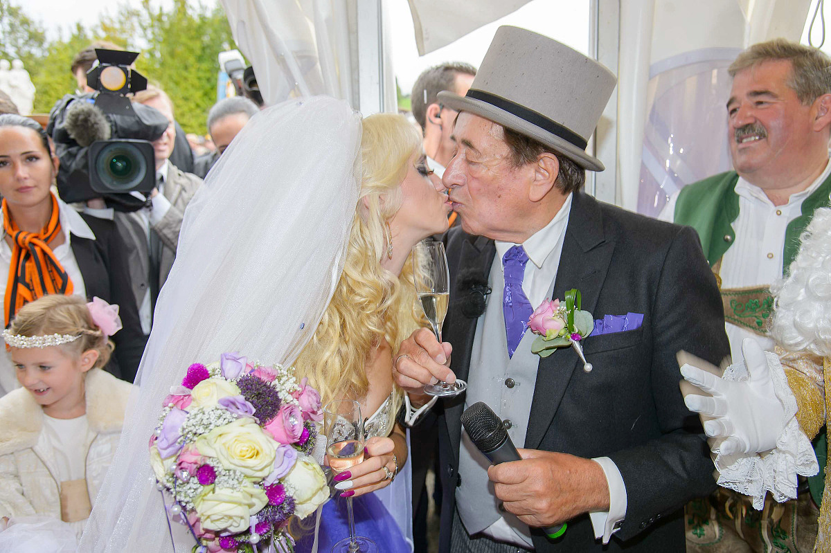 写一段为时三分钟的包括具体画面和时间的婚庆视频脚本