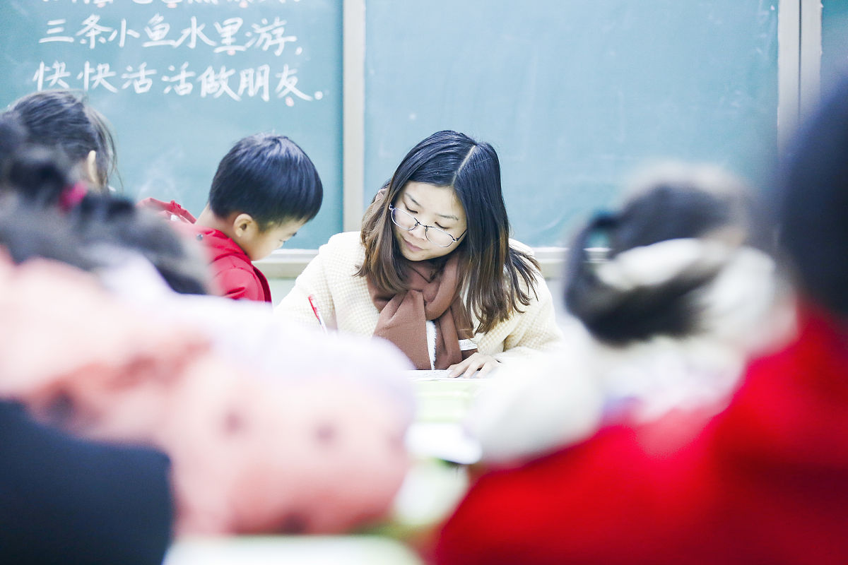 2018年12月13日,湖南株洲天元区尚格小学教室,参加校内托管的小学生在