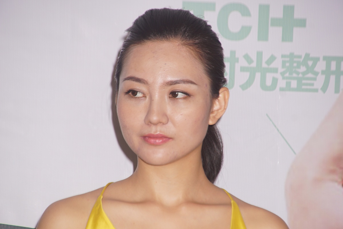 2015年08月29日,上海,中国第一足球宝贝刘闻雯公开亮相杭州某整形医院