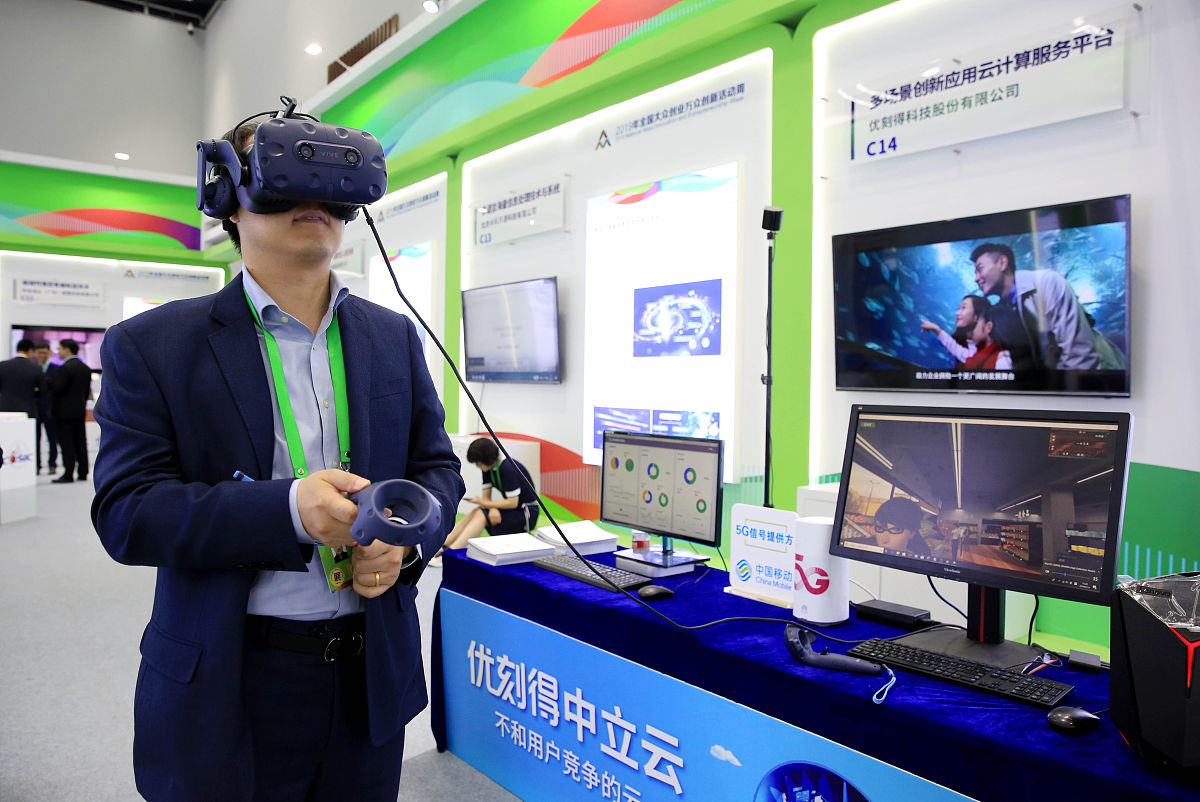 请扮演一个资深编辑仿照以下大纲写出五份大纲适用于高中学生劳动与自然 生物多样性 1第1课 家乡生物多样性调查 	3第2课 家乡生物多样性保护 	9第3课 体验野生动物保护员工作 16第4课 共筑野生动物的家 	20劳动与生活 社区建设 25第5课 社区问题研究 	27第6课 社区服务 34第7课 体验物业后勤管理工作 40第8课 我为社区做贡献 	46劳动与科技 电子信息 51第9课 电