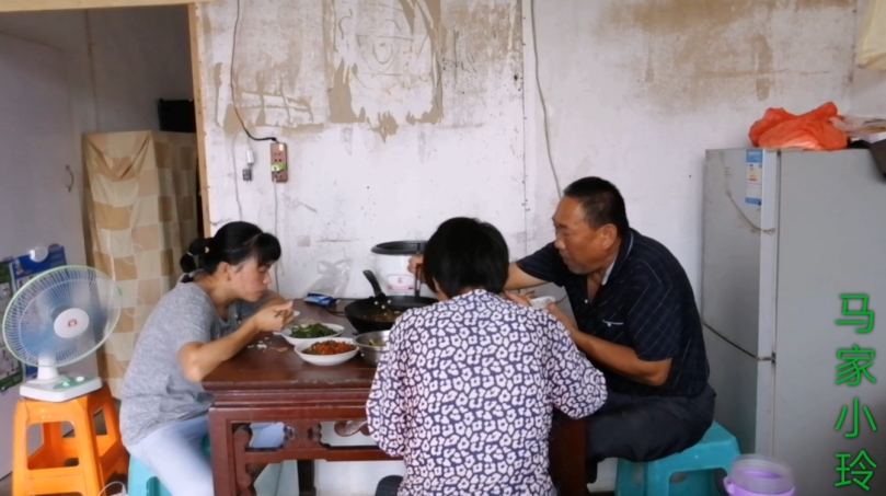 用白鲢鱼做家常版的酸菜鱼,鱼肉滑嫩酸菜爽口,一家人吃得过瘾