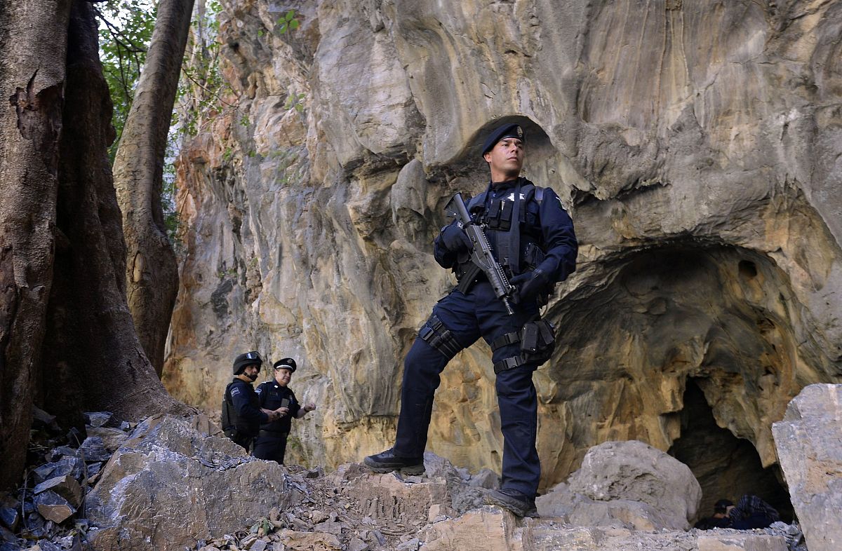 当地时间2015年3月2日,墨西哥米却肯州tumbiscatio,墨西哥警方驻守在